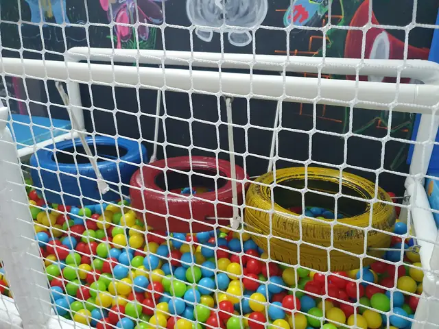 Piscina cu bile colorate