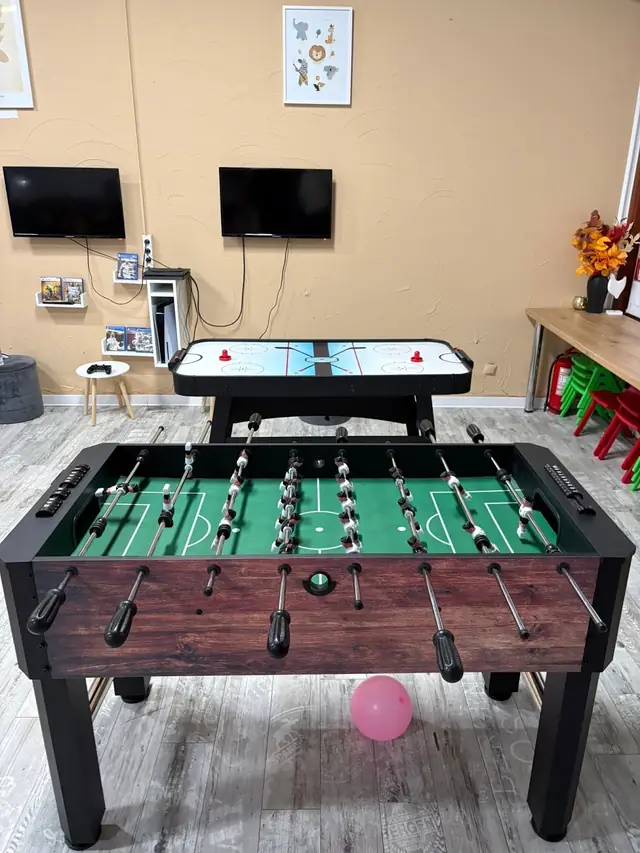 Fotbal de masă și air hockey
