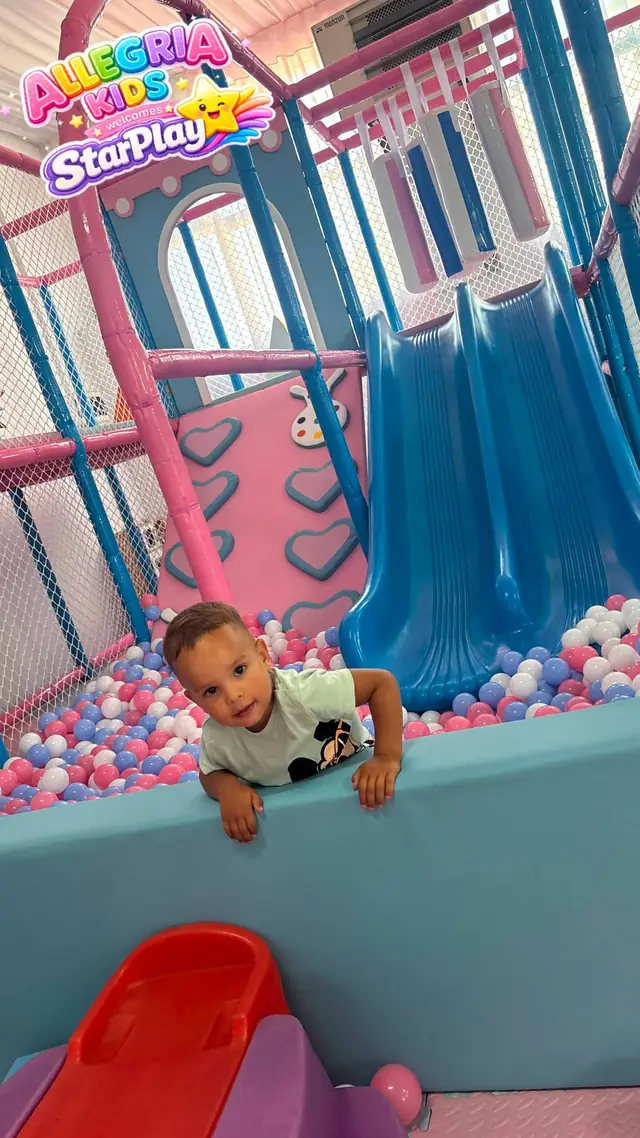 Tobogan direct în piscina cu bile